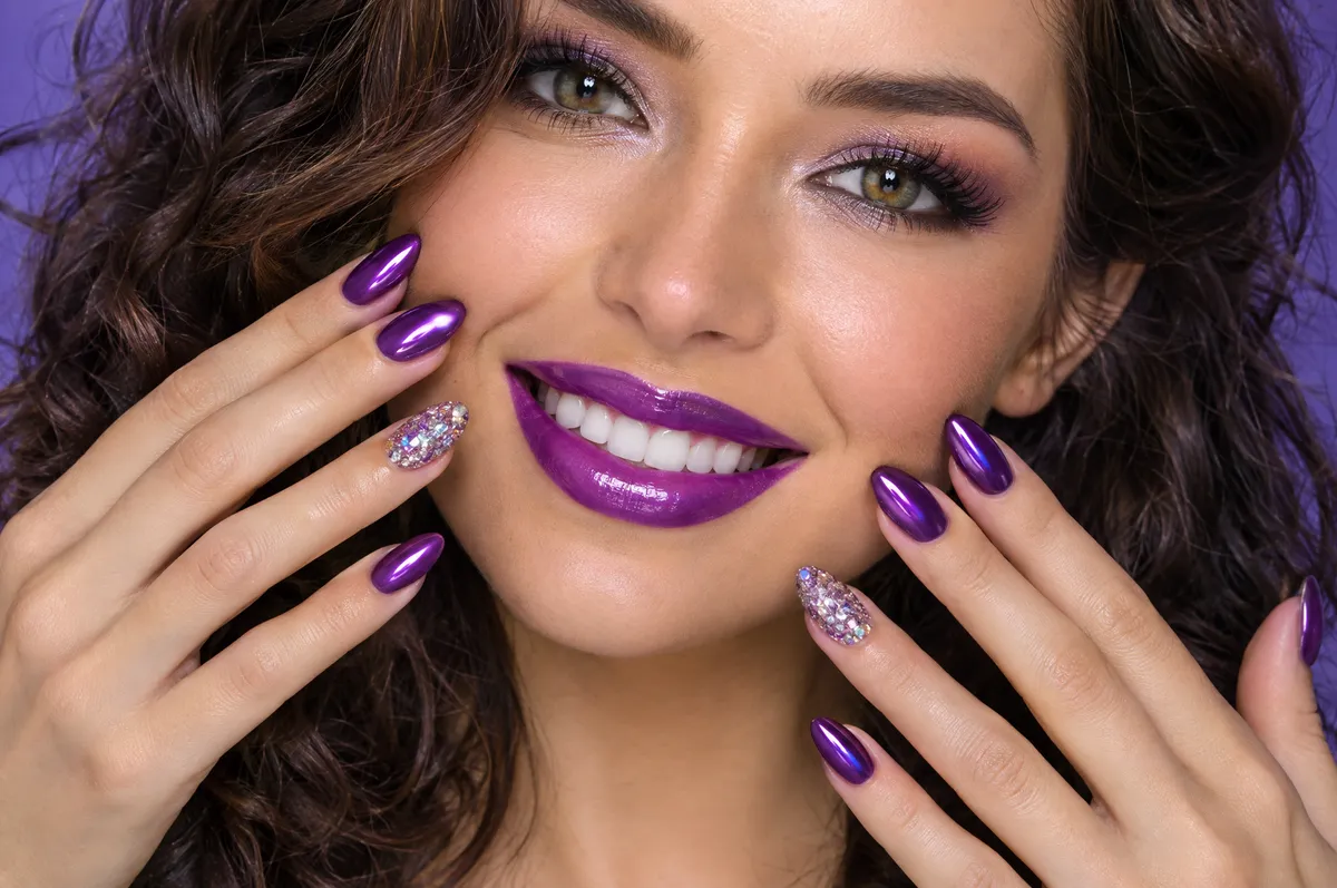 Violet métallisé et strass | Chez Naima Nail's
